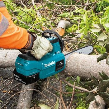battery-powered-chainsaw
